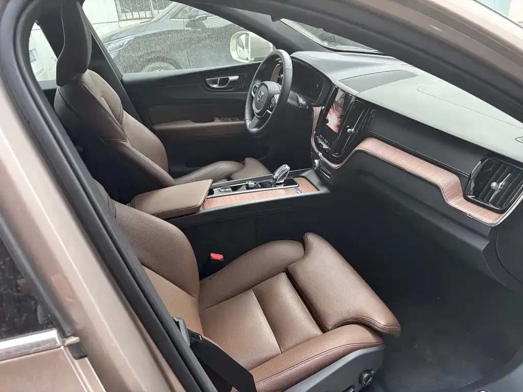 Volvo XC60 2025 из CN, фото 4