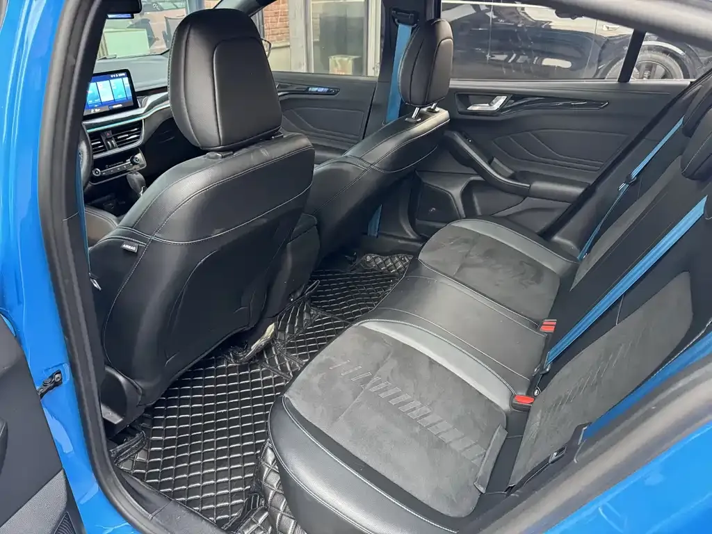 Ford Focus 2023 из CN, фото 8