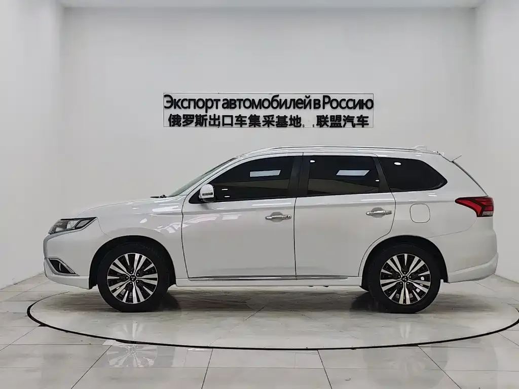 Mitsubishi Outlander 2021 из CN, фото 2
