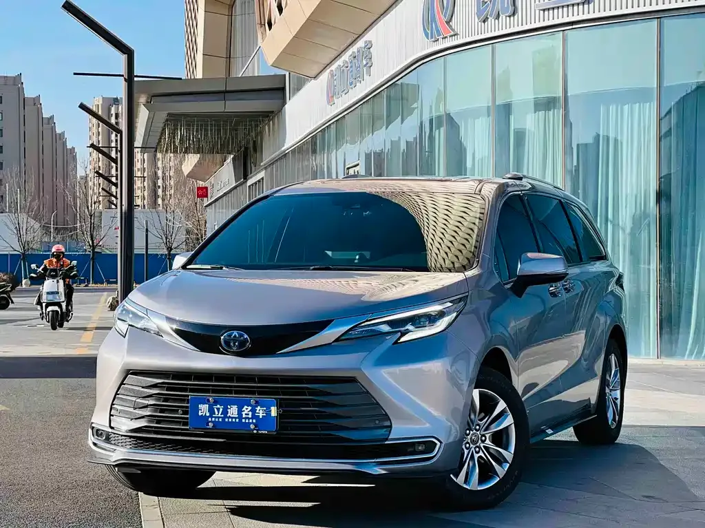Toyota Sienna — фото 1