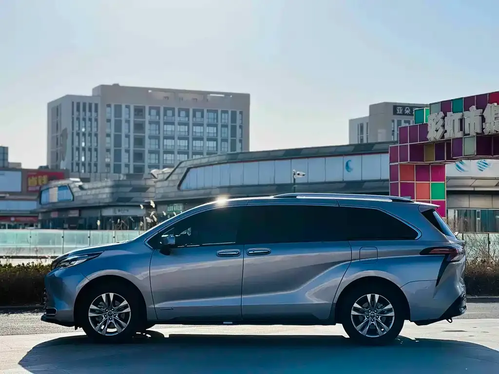 Toyota Sienna — фото 5
