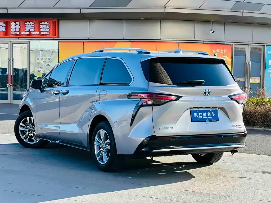 Toyota Sienna — фото 7
