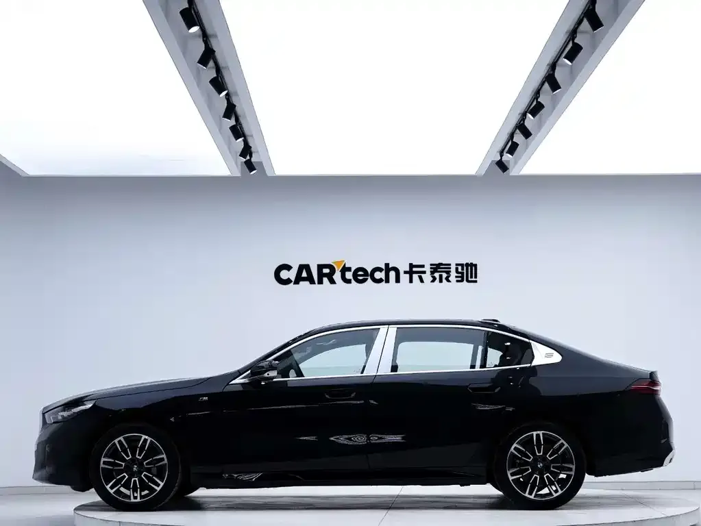 BMW 5 Series 2024 из CN, фото 3