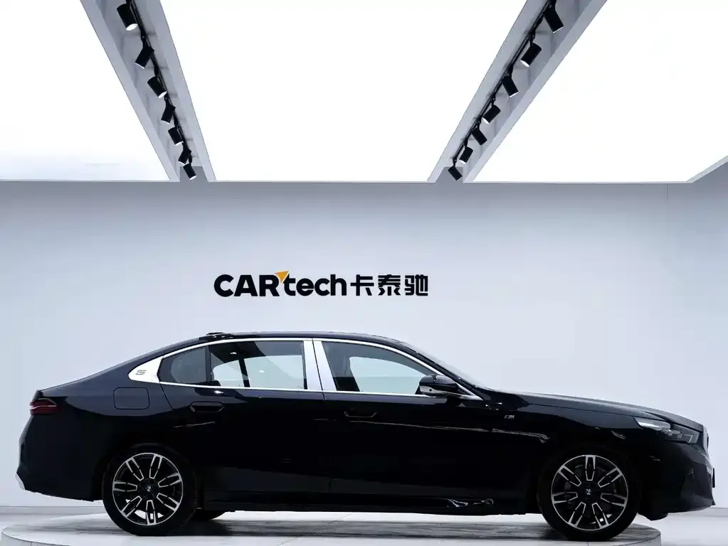 BMW 5 Series 2024 из CN, фото 9