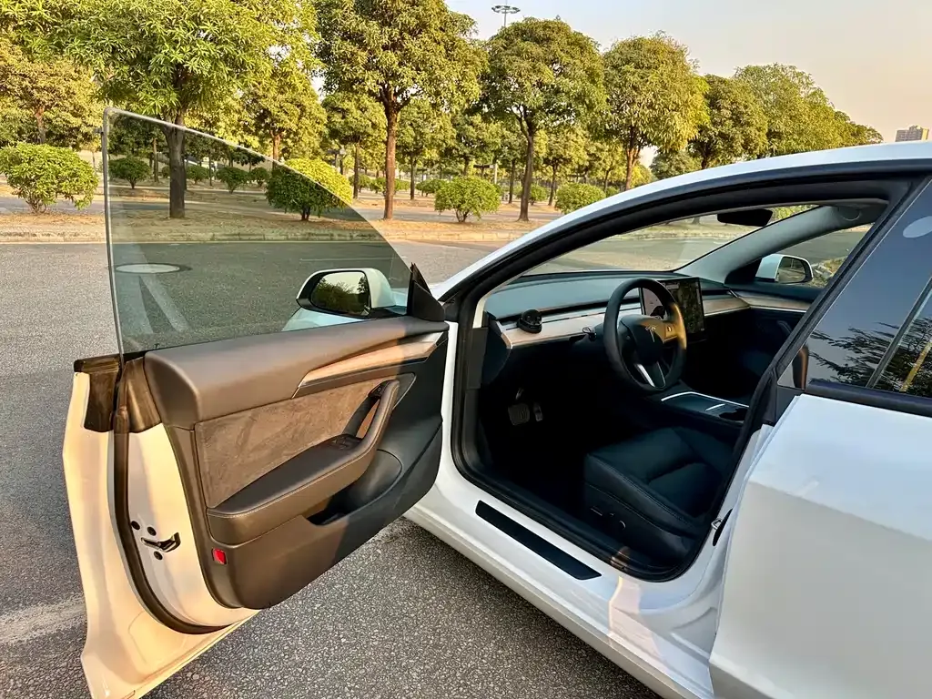 Tesla Model 3 — фото 9