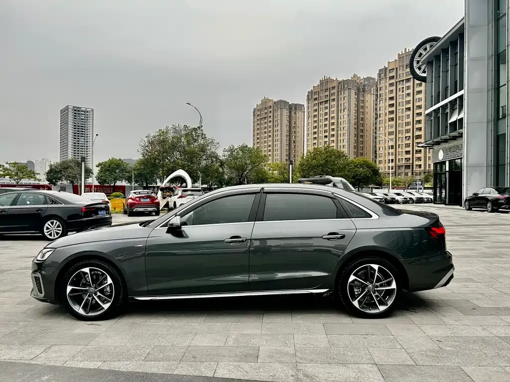 Audi A4L 2021 из CN, фото 2