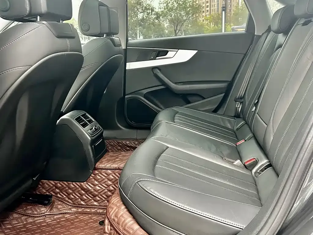 Audi A4L 2021 из CN, фото 4