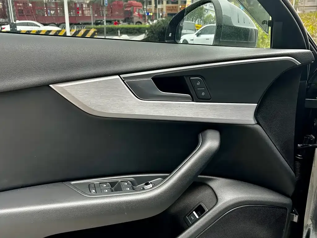 Audi A4L 2021 из CN, фото 8