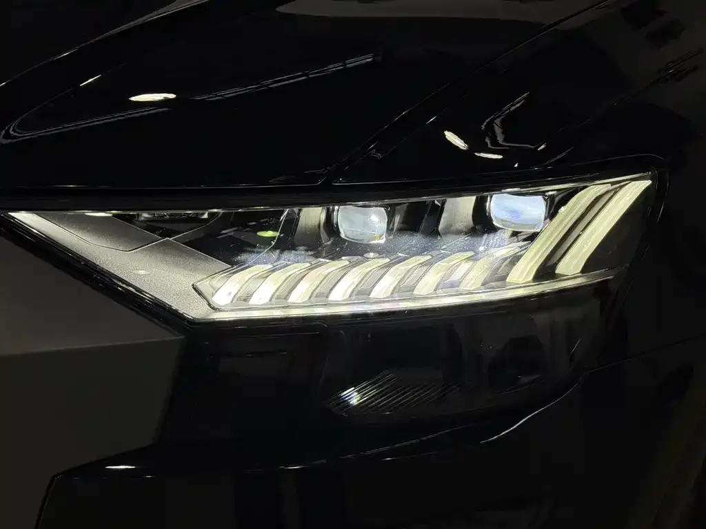 Audi Q8 2023 из CN, фото 2