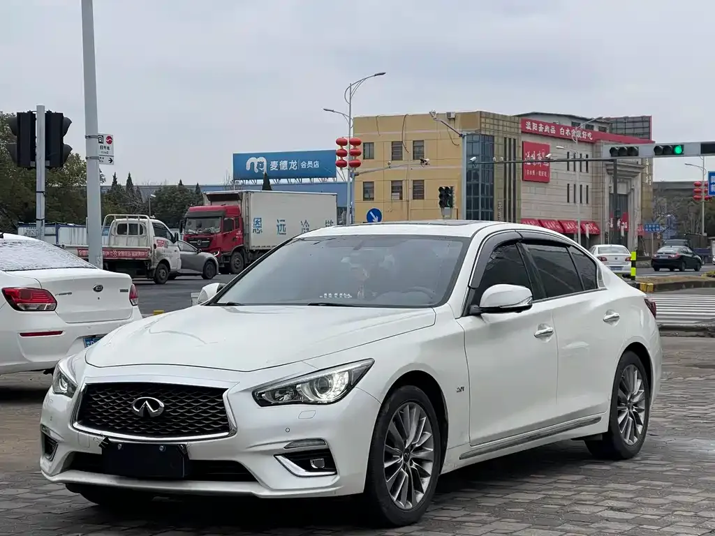 Infiniti Q50L — фото 1
