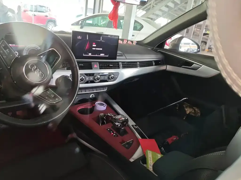 Audi A4L 2021 из CN, фото 2