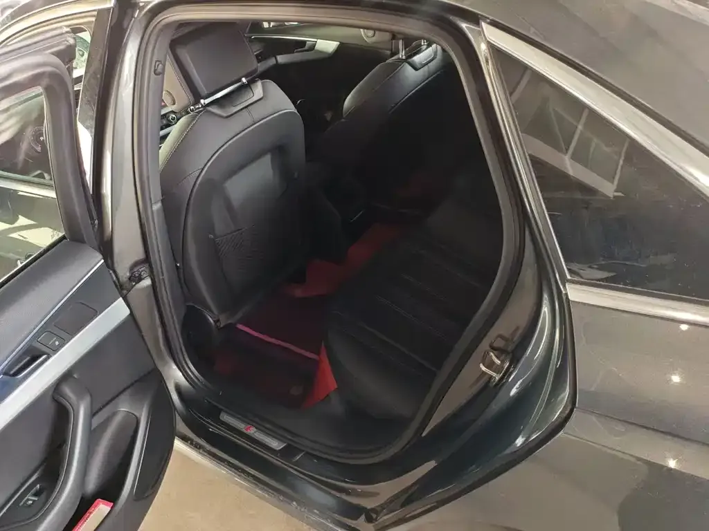 Audi A4L 2021 из CN, фото 4