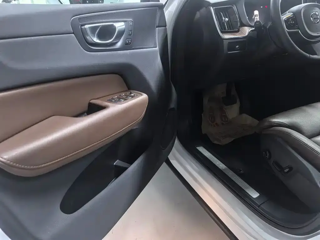 Volvo XC60 2024 из CN, фото 2