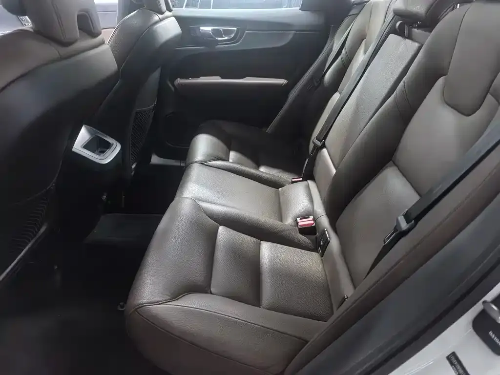 Volvo XC60 2024 из CN, фото 9