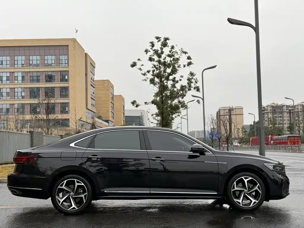 Volkswagen Passat 2023 из CN, фото 10