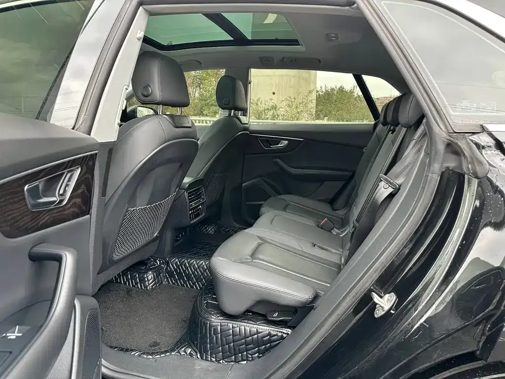 Audi Q8 2023 из CN, фото 2