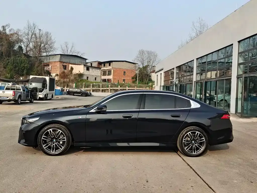 BMW 5 Series 2025 из CN, фото 7