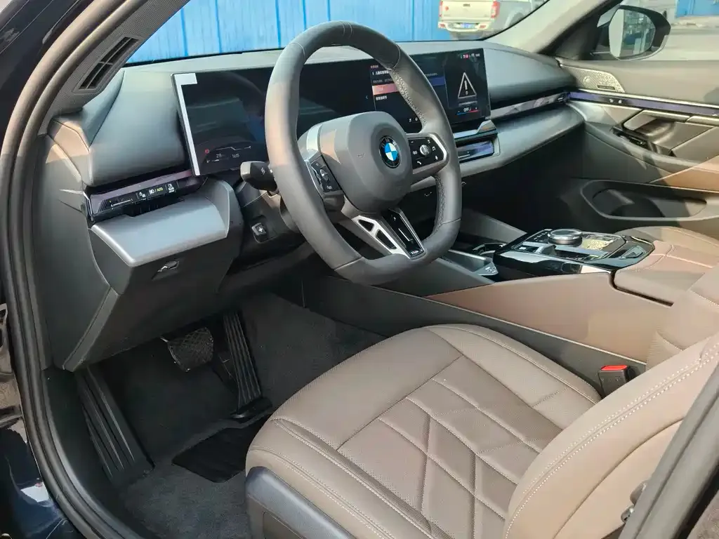 BMW 5 Series 2025 из CN, фото 8