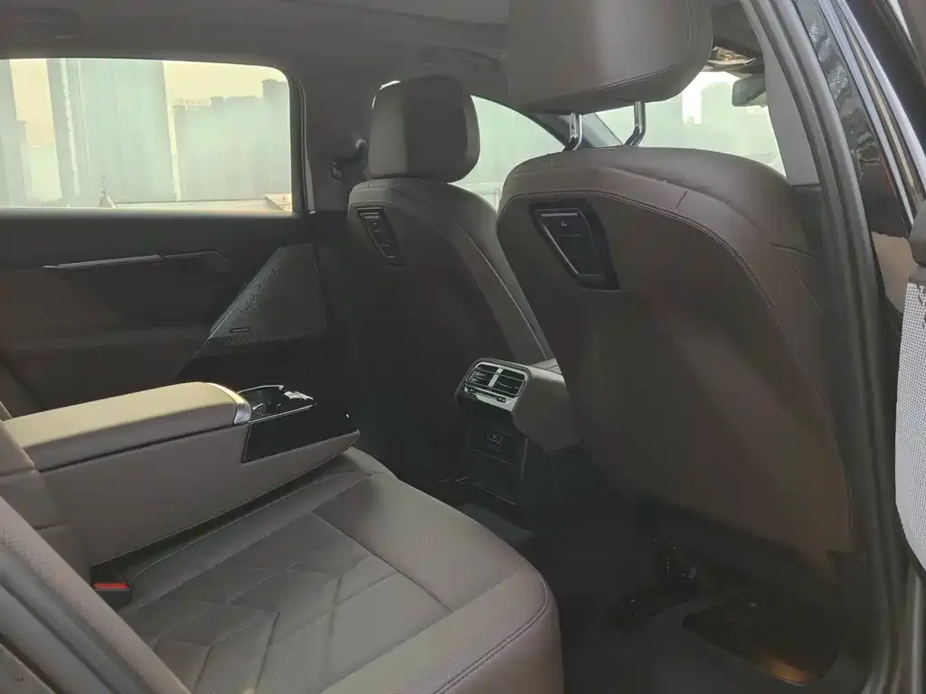 BMW 5 Series 2025 из CN, фото 2
