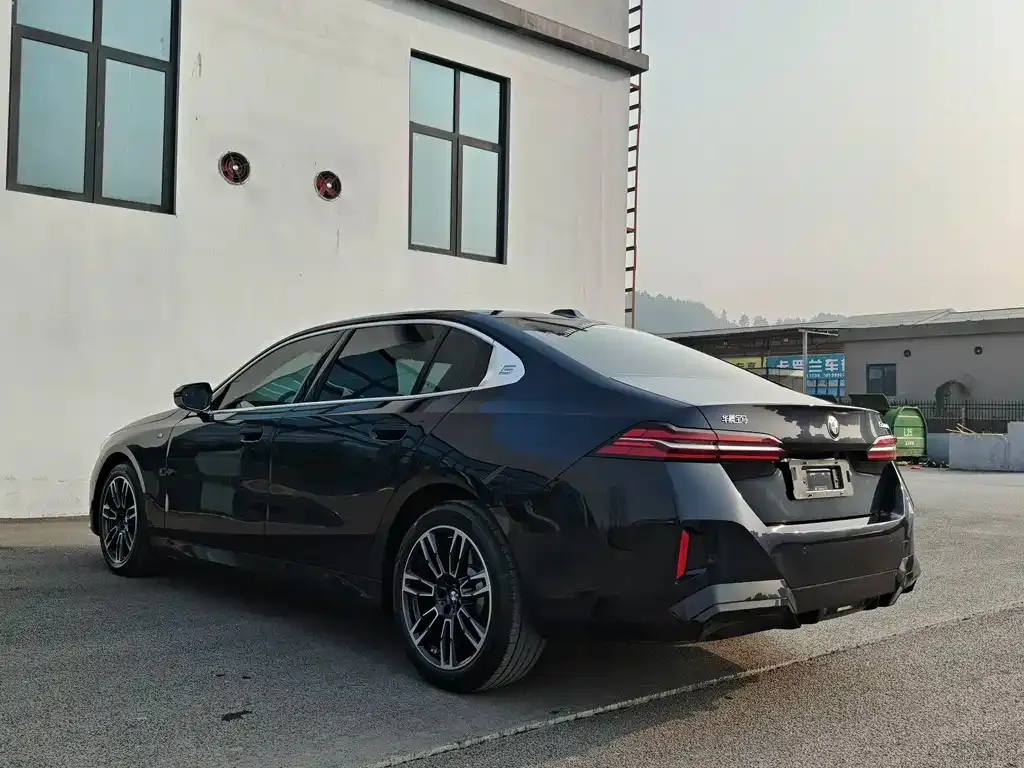 BMW 5 Series 2025 из CN, фото 10