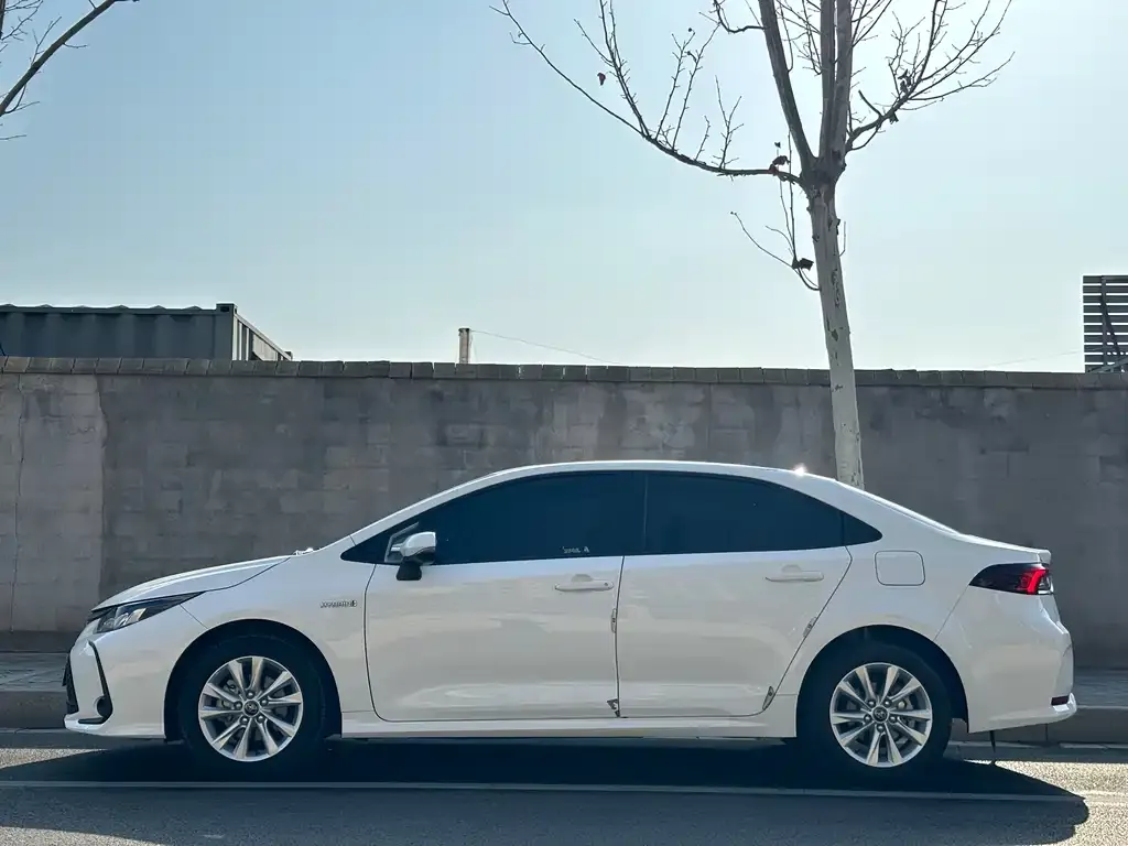 Toyota Corolla — фото 7
