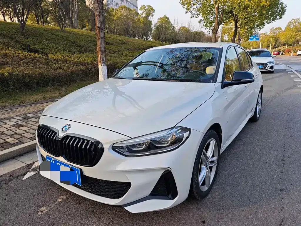 BMW 1 Series 2023 из CN, фото 1