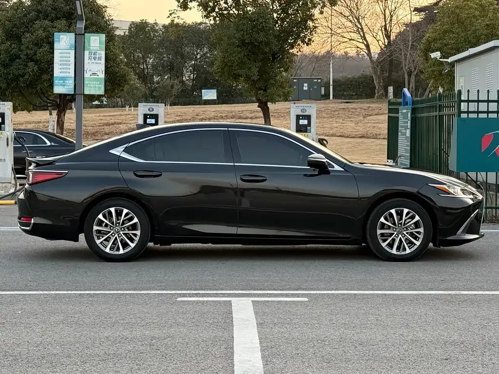 Lexus ES — фото 10