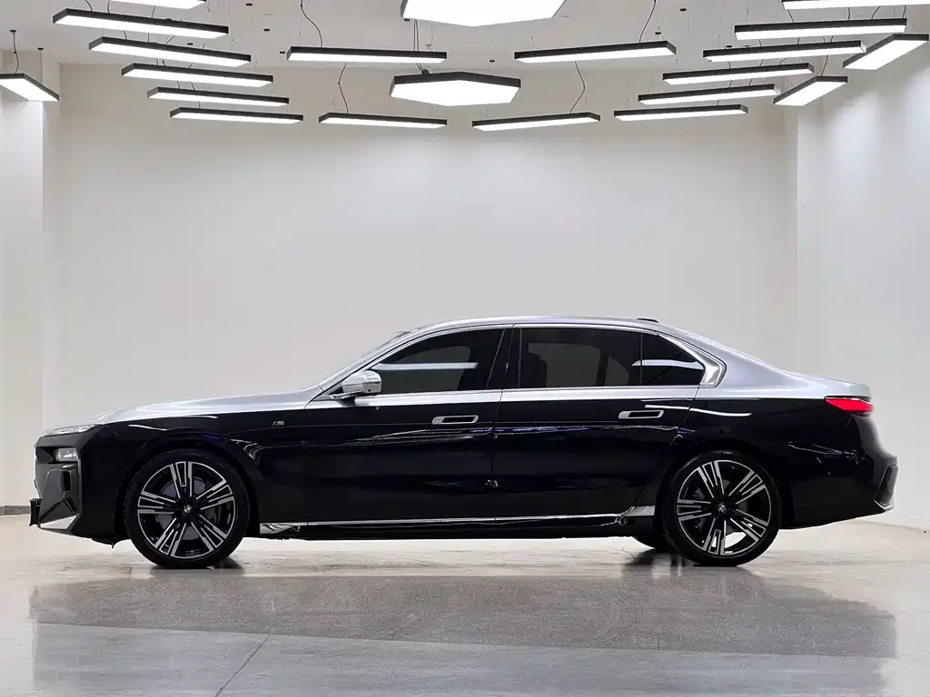 BMW 7 Series 2025 из CN, фото 8