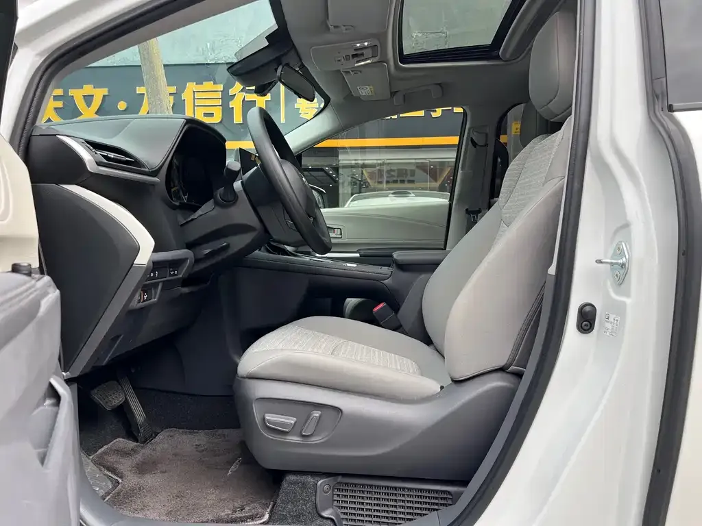 Toyota Sienna 2025 из CN, фото 6