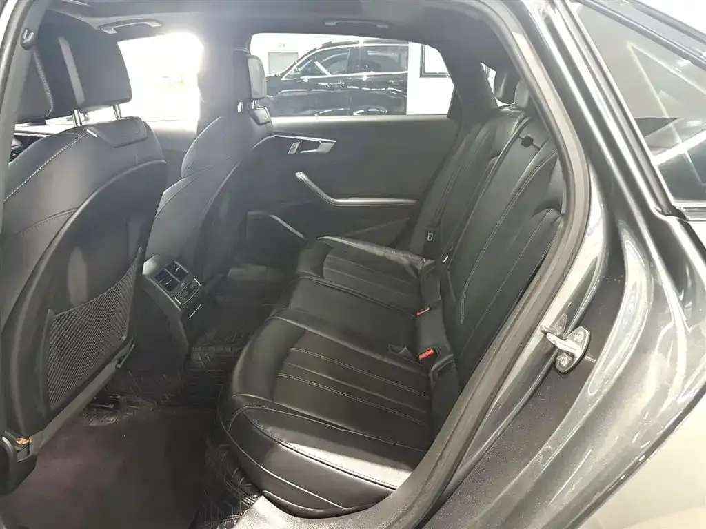 Audi A4L 2024 из CN, фото 5