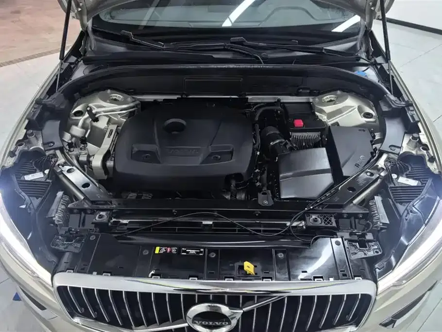 Volvo XC60 — фото 10