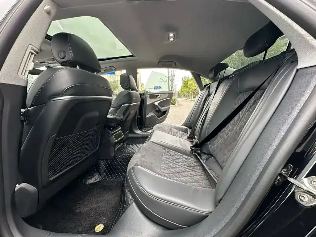 Audi A7L 2023 из CN, фото 2