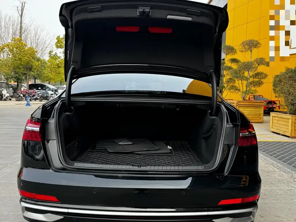 Audi A6L 2023 из CN, фото 4