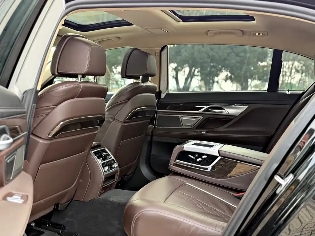 BMW 7 Series 2021 из CN, фото 8