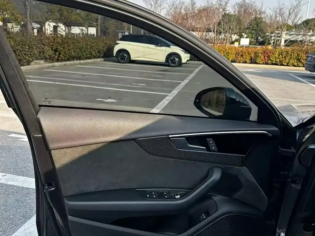 Audi A4L 2023 из CN, фото 6