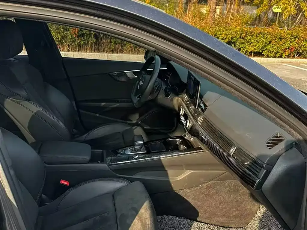 Audi A4L 2023 из CN, фото 4