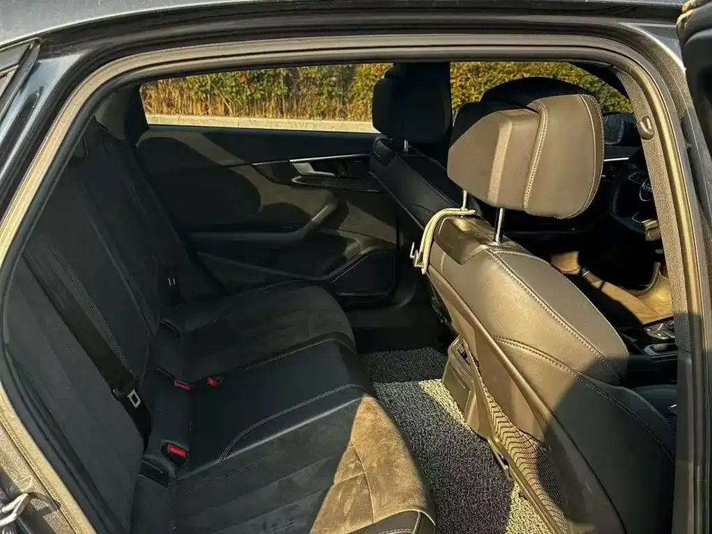Audi A4L 2023 из CN, фото 3