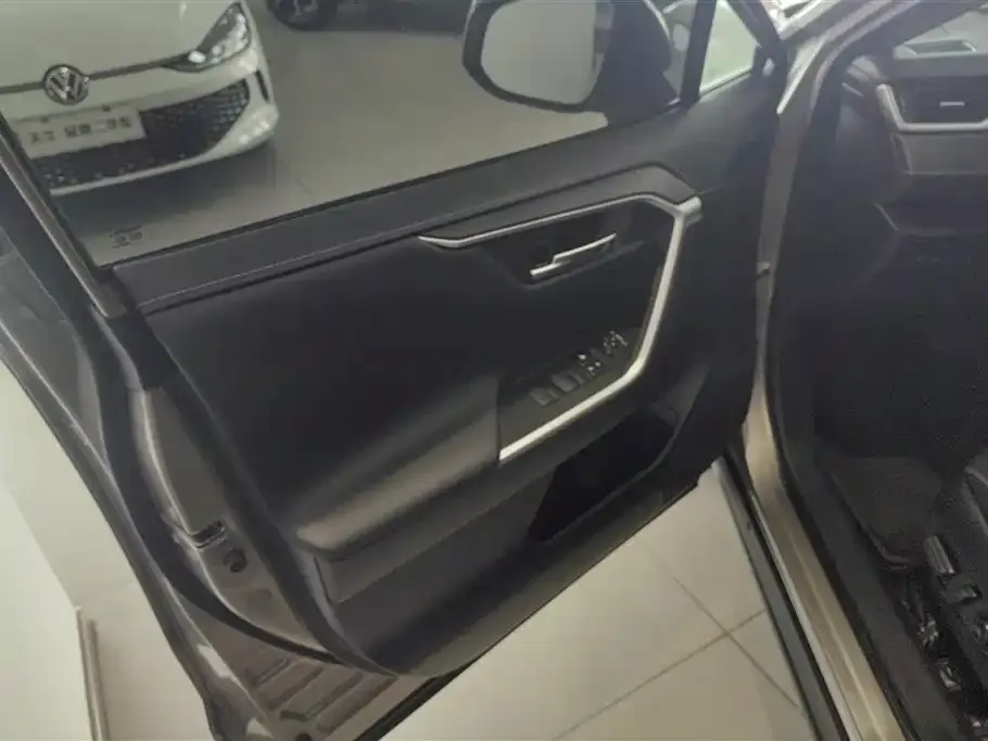 Toyota RAV4 2023 из CN, фото 2