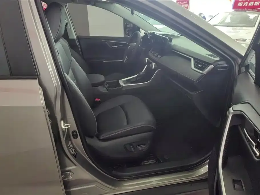 Toyota RAV4 2023 из CN, фото 8