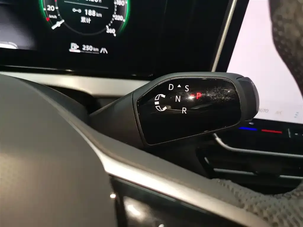 Volkswagen Passat 2024 из CN, фото 4