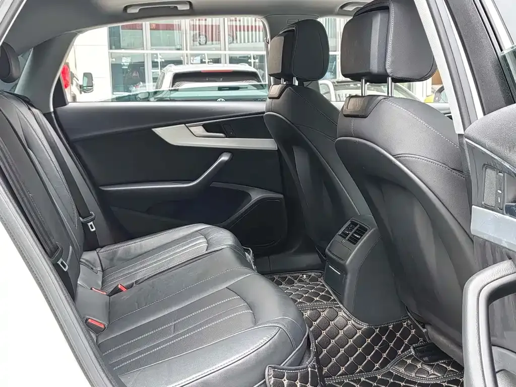 Audi A4L 2022 из CN, фото 8