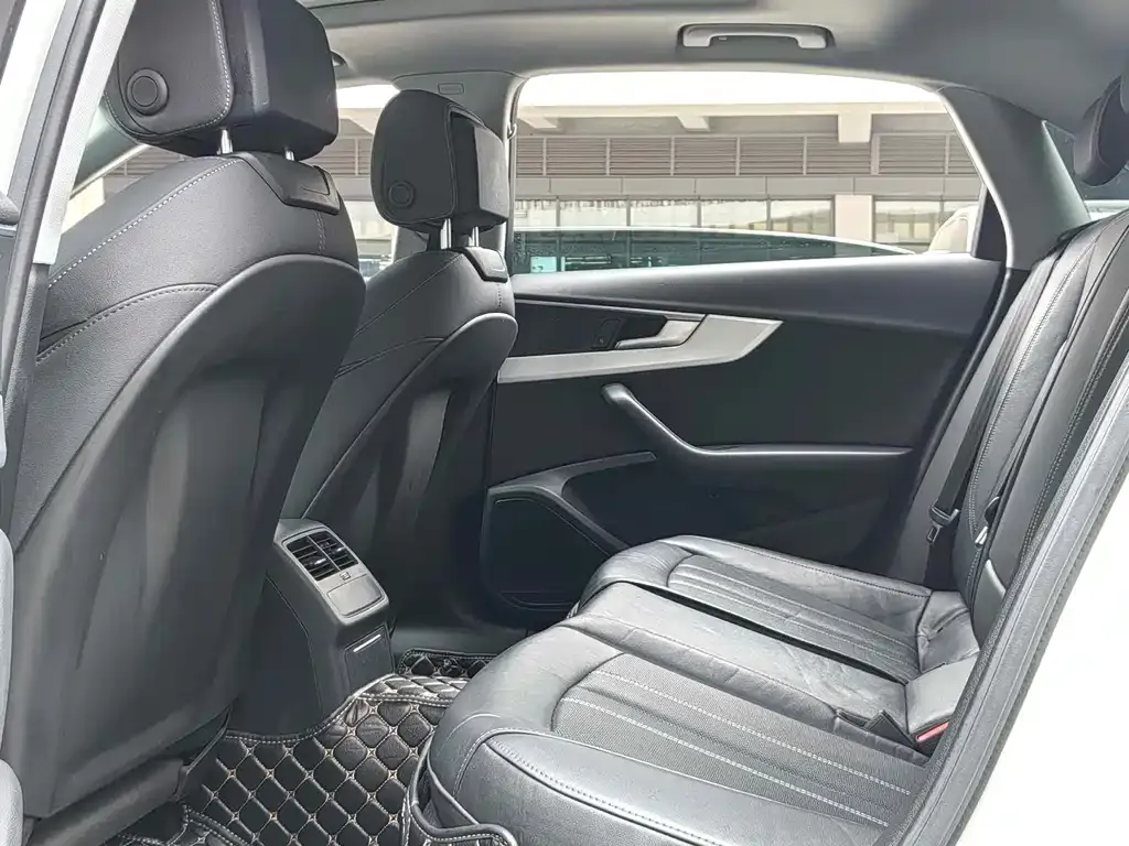 Audi A4L 2022 из CN, фото 9