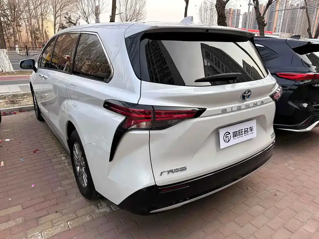 Toyota Sienna 2023 из CN, фото 2