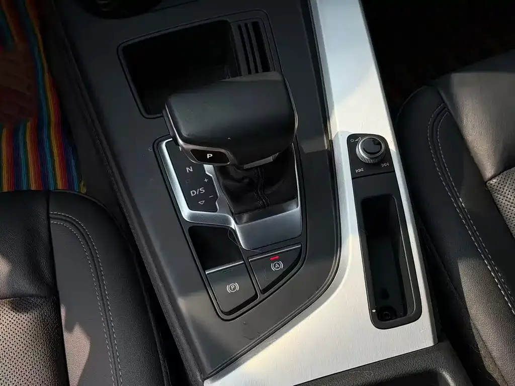 Audi A4L 2021 из CN, фото 8
