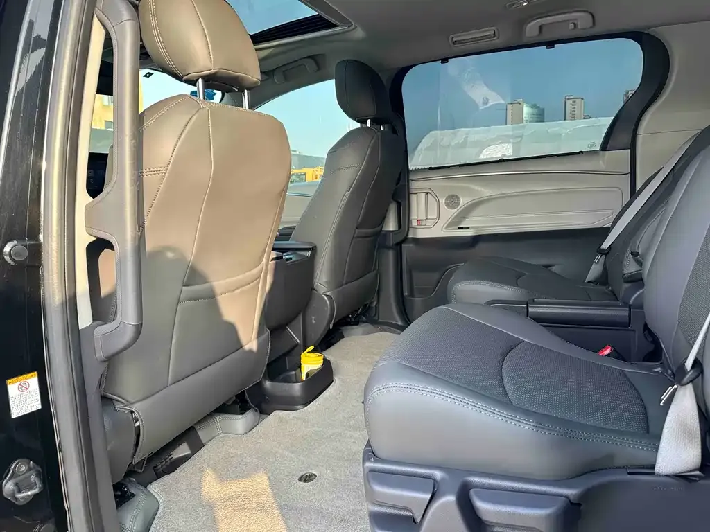 Toyota Sienna — фото 8