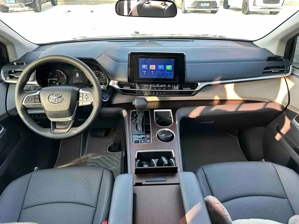 Toyota Sienna — фото 4