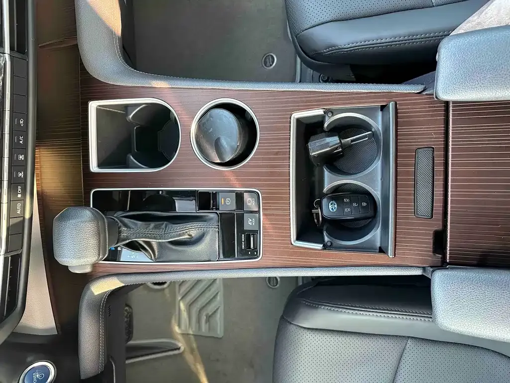 Toyota Sienna — фото 10