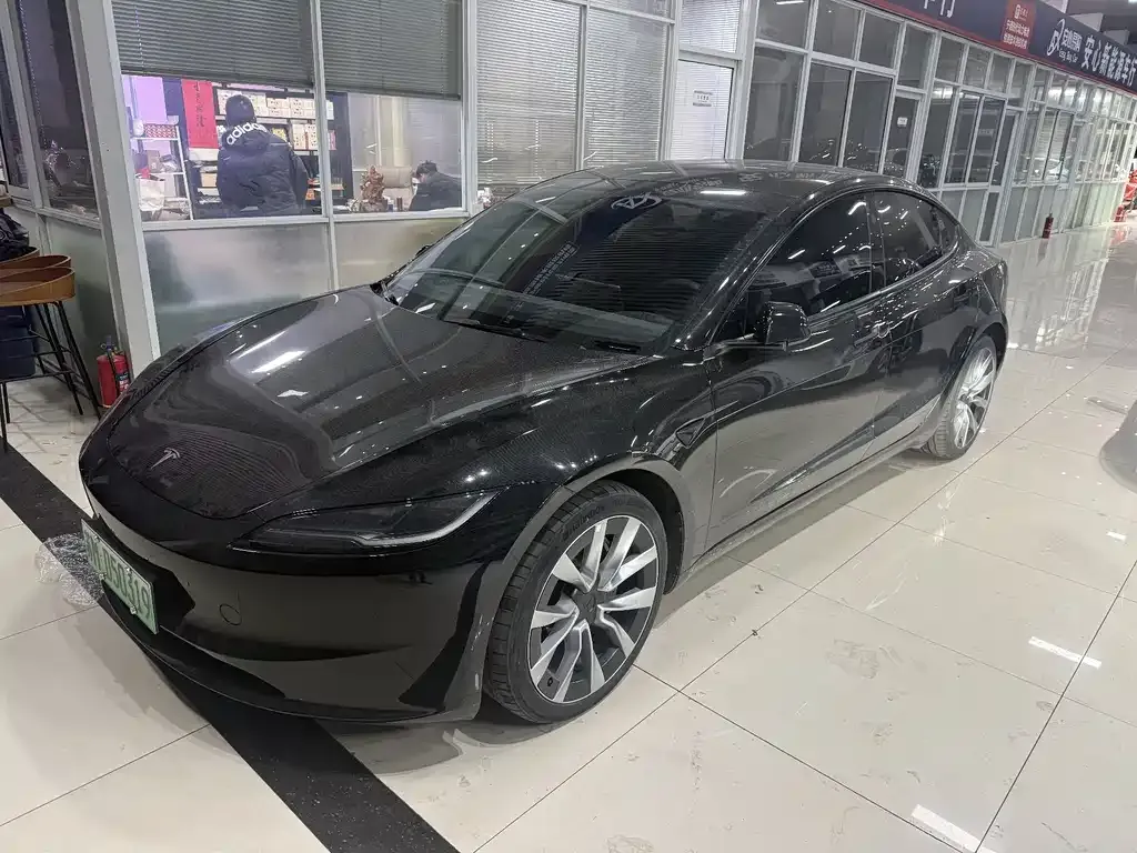 Tesla Model 3 — фото 1