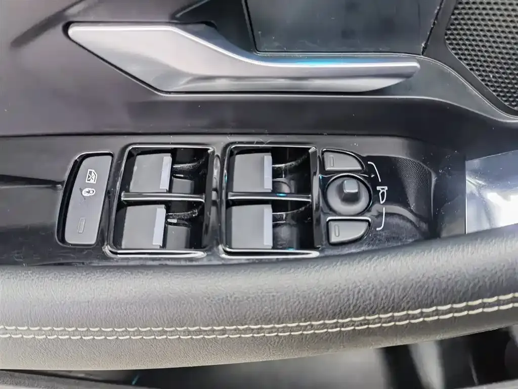 Jaguar E-PACE — фото 9