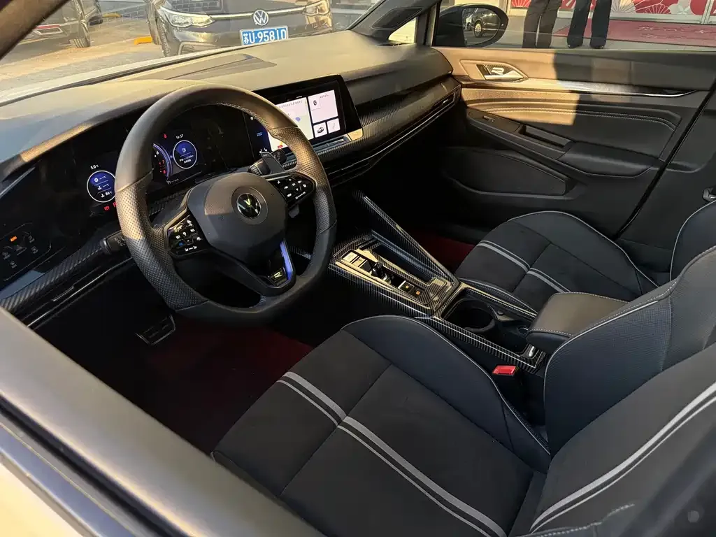 Volkswagen Golf 2024 из CN, фото 4